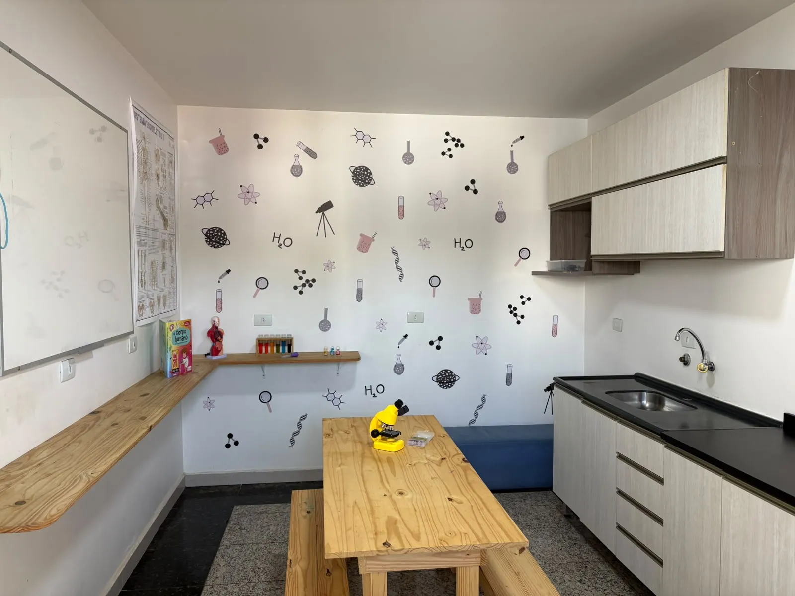 Laboratório de ciências da escola com microscópio, bancada e materiais de investigação